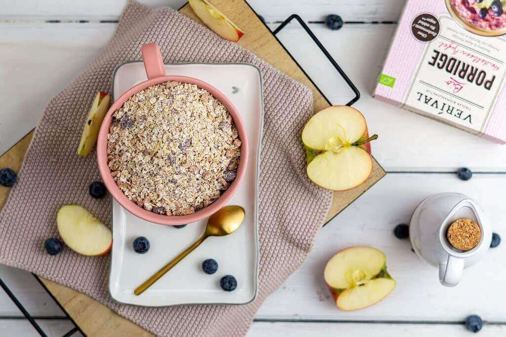 Zum Frühstück: Porridge mit Apfel