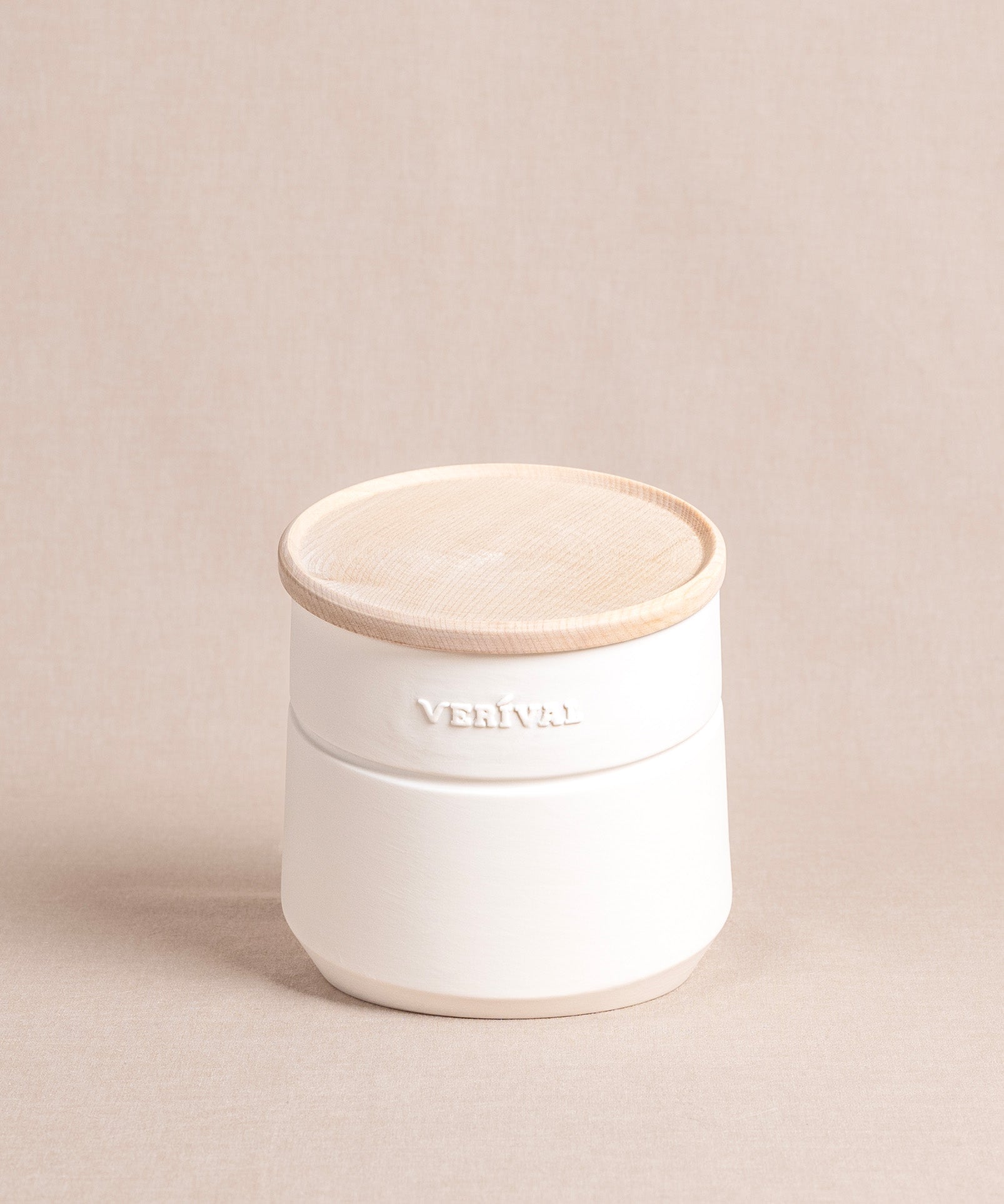 Ein weißer Frühstücksbehälter von Verival Bio für Porridge, Granola, Müsli & Co. mit Ahornholz-Deckel.