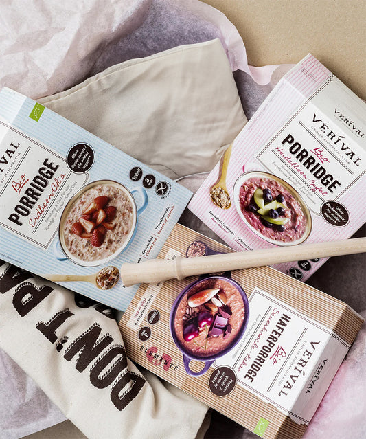 Das Set "Porridge Lover" der Verival Bio GmbH mit drei Porridge-Geschmacksrichtungen im Stoffbeutel mit Holzlöffel ist das ideale vegane Geschenkset für alle Porridge-Fans und besticht durch attraktive Verpackungs- und Servierideen.